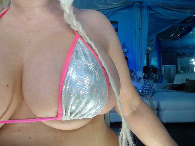 adrianna_fox's BongaCams show and profile