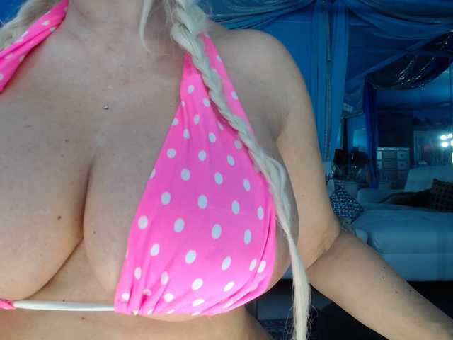 adrianna_fox's BongaCams show and profile