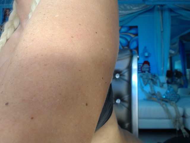 adrianna_fox's BongaCams show and profile