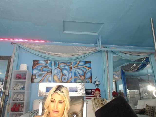 adrianna_fox's BongaCams show and profile