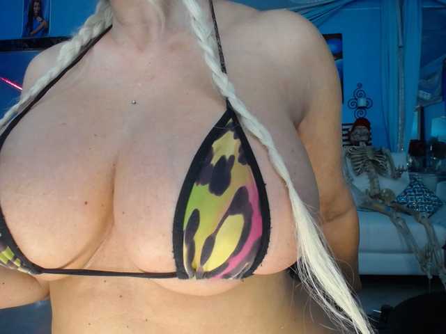 adrianna_fox's BongaCams show and profile