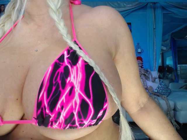 adrianna_fox's BongaCams show and profile
