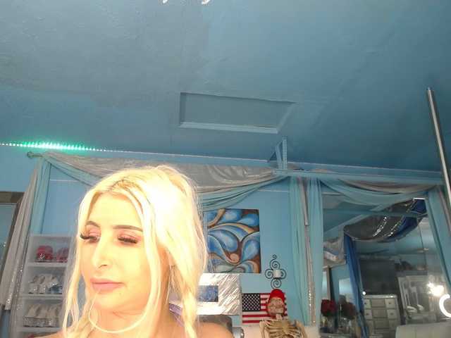 adrianna_fox's BongaCams show and profile