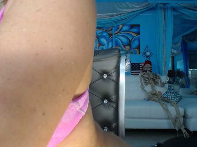 adrianna_fox's BongaCams show and profile