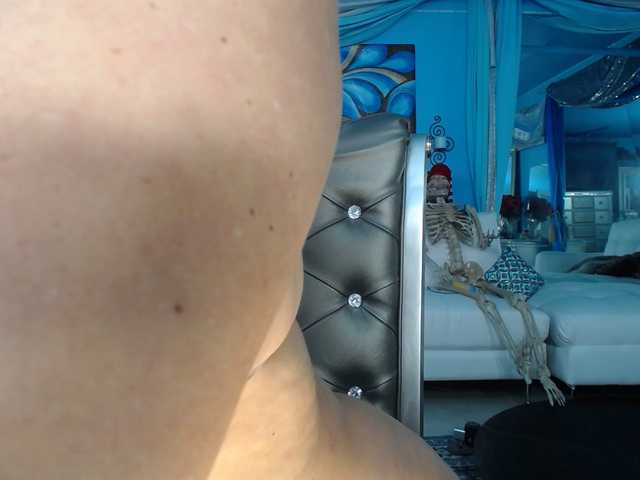 adrianna_fox's BongaCams show and profile