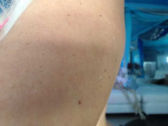 adrianna_fox's BongaCams show and profile