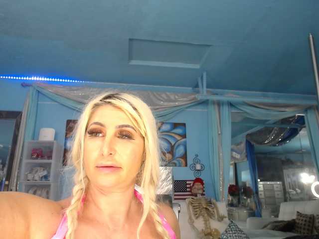 adrianna_fox's BongaCams show and profile