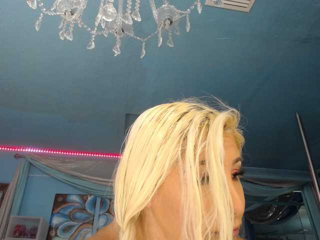 adrianna_fox's BongaCams show and profile