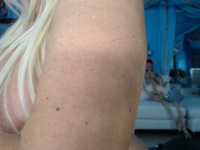 adrianna_fox cam belle