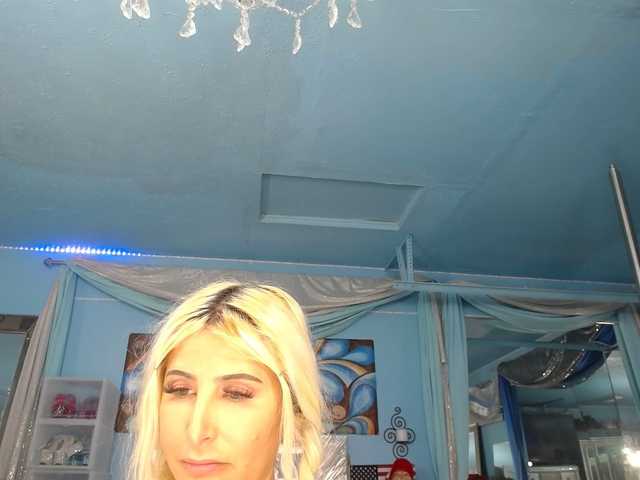 adrianna_fox's BongaCams show and profile