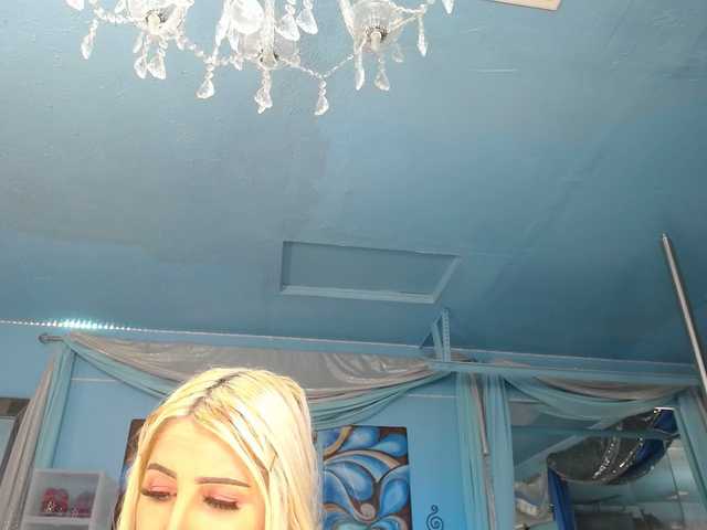 adrianna_fox's BongaCams show and profile