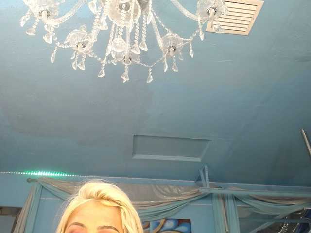 adrianna_fox's BongaCams show and profile