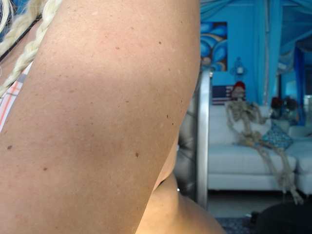 adrianna_fox's BongaCams show and profile