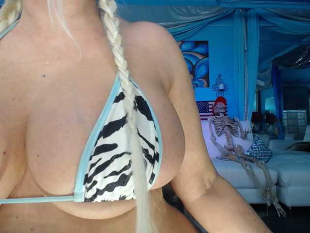 adrianna_fox's BongaCams show and profile