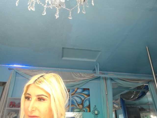 adrianna_fox's BongaCams show and profile