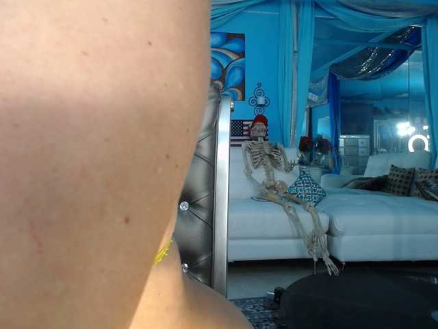 adrianna_fox's BongaCams show and profile