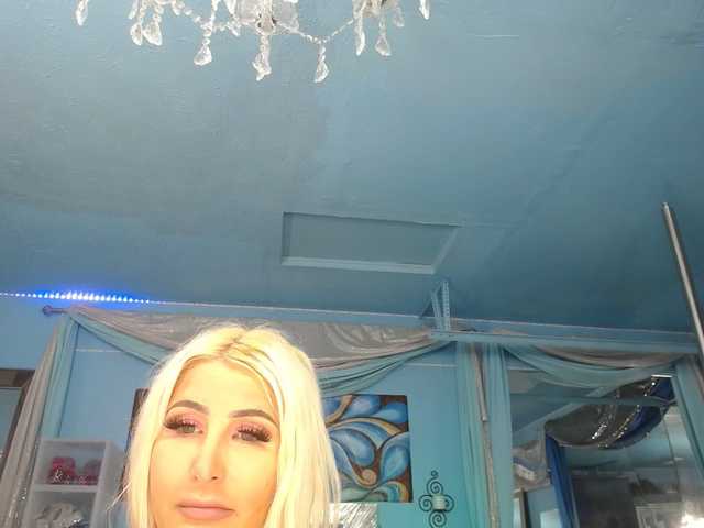 adrianna_fox's BongaCams show and profile