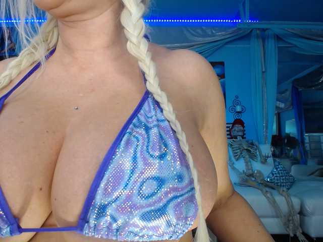 adrianna_fox's BongaCams show and profile