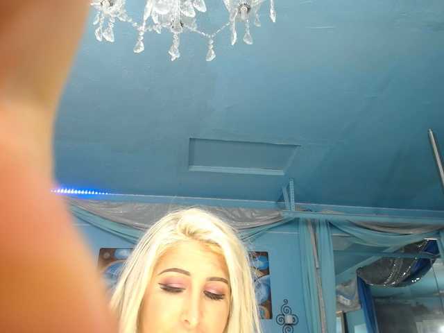 adrianna_fox's BongaCams show and profile