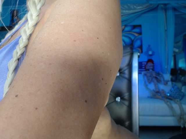 adrianna_fox's BongaCams show and profile