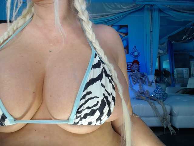 adrianna_fox's BongaCams show and profile