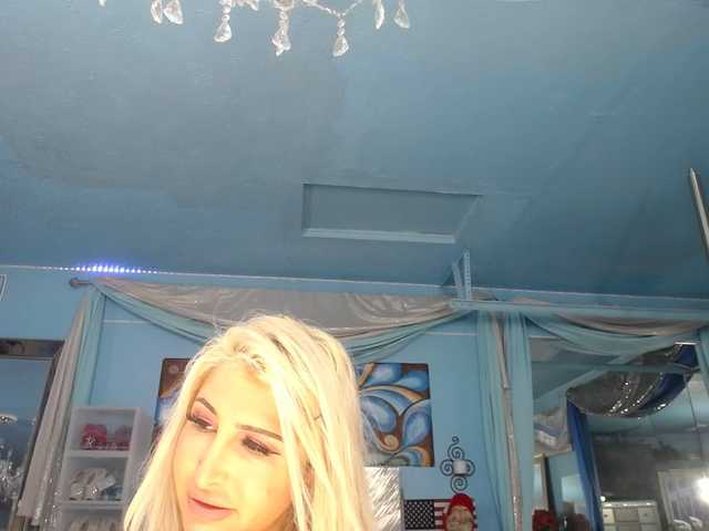 adrianna_fox's BongaCams show and profile