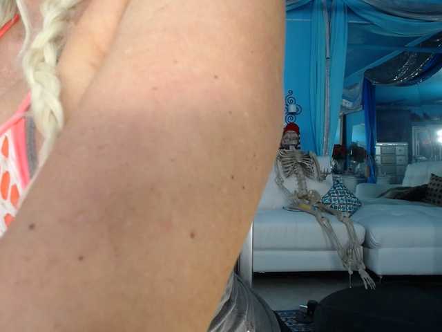 adrianna_fox's BongaCams show and profile