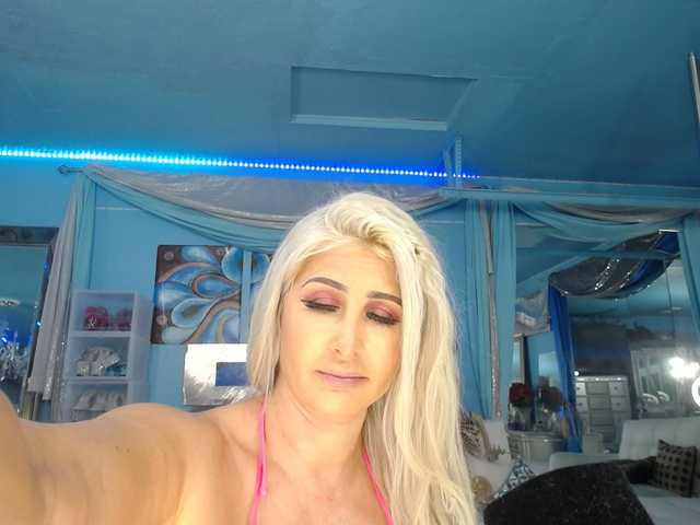 adrianna_fox's BongaCams show and profile