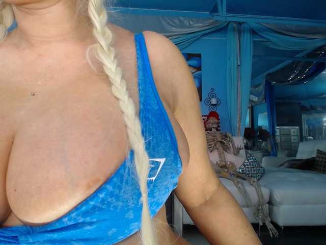 adrianna_fox's BongaCams show and profile