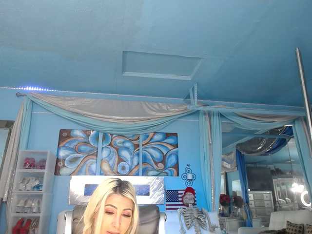 adrianna_fox's BongaCams show and profile
