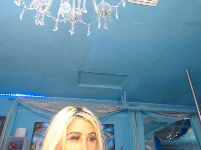 adrianna_fox's BongaCams show and profile