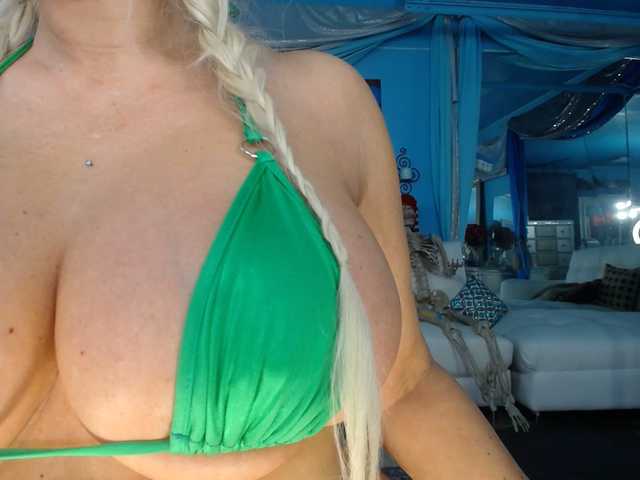 adrianna_fox's BongaCams show and profile