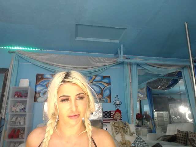 adrianna_fox's BongaCams show and profile