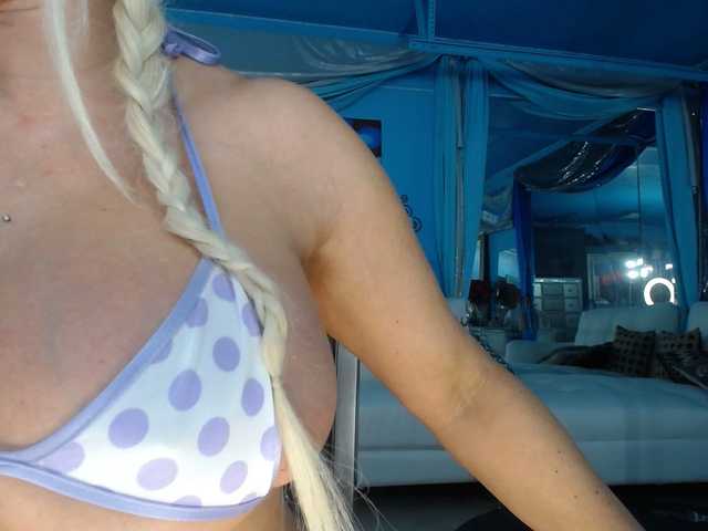 adrianna_fox's BongaCams show and profile