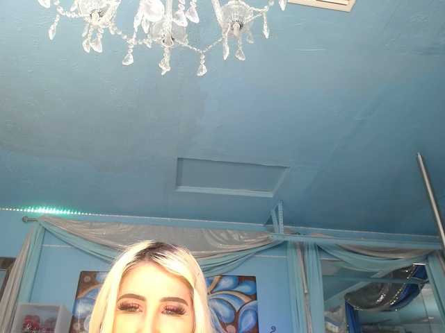 adrianna_fox's BongaCams show and profile