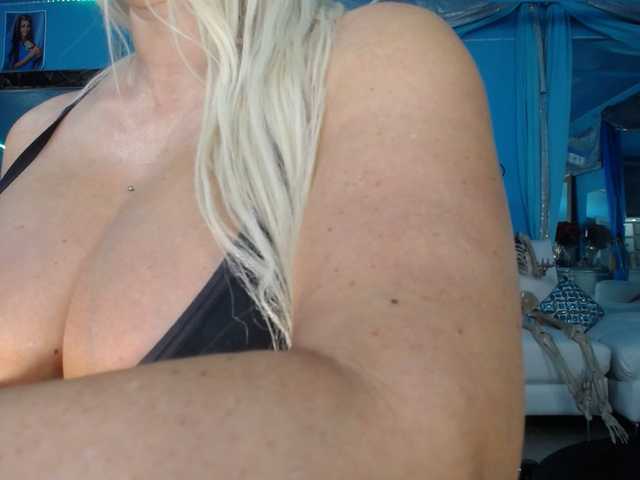 adrianna_fox cam belle
