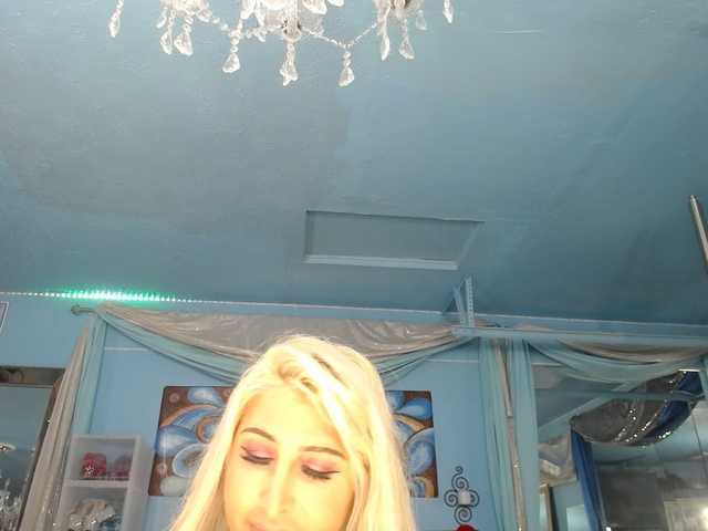 adrianna_fox's BongaCams show and profile