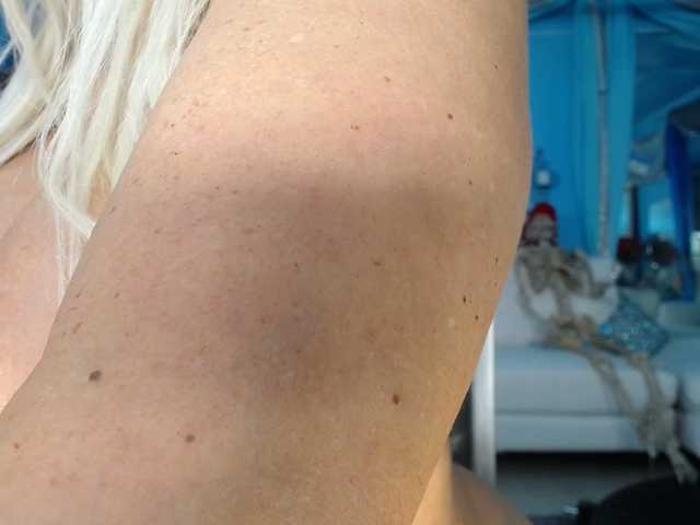 adrianna_fox's BongaCams show and profile