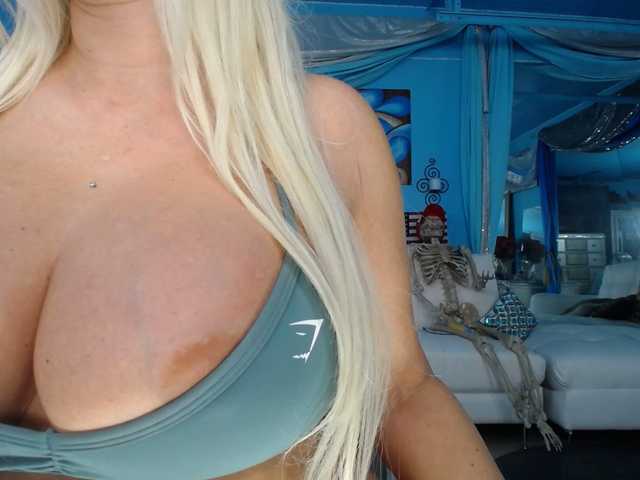 BongaCams adrianna_fox is Freechat adrianna_fox — Garden show @remain