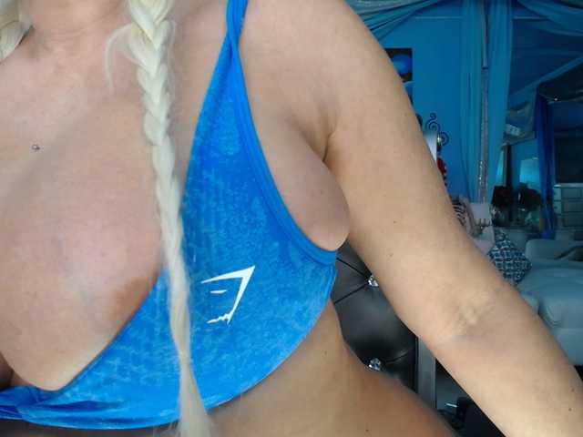 adrianna_fox's BongaCams show and profile