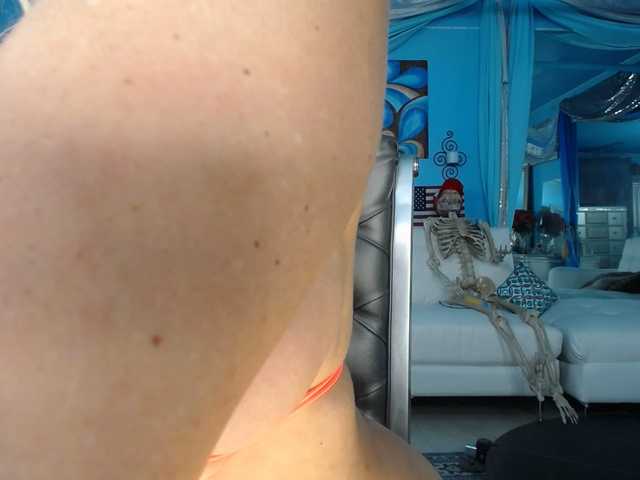 adrianna_fox's BongaCams show and profile