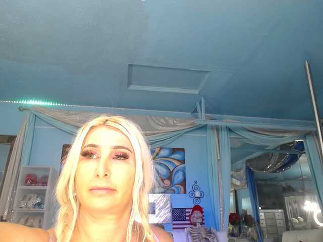 adrianna_fox's BongaCams show and profile