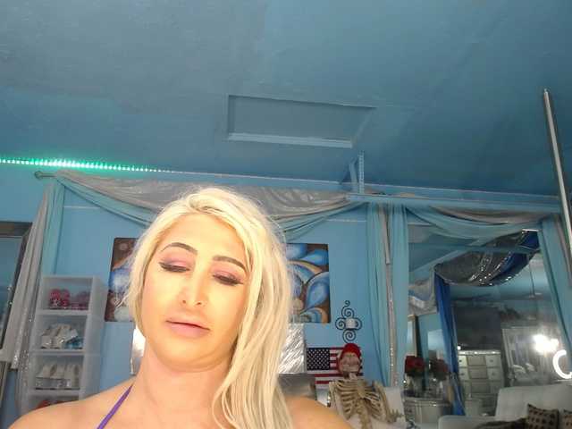 adrianna_fox cam belle