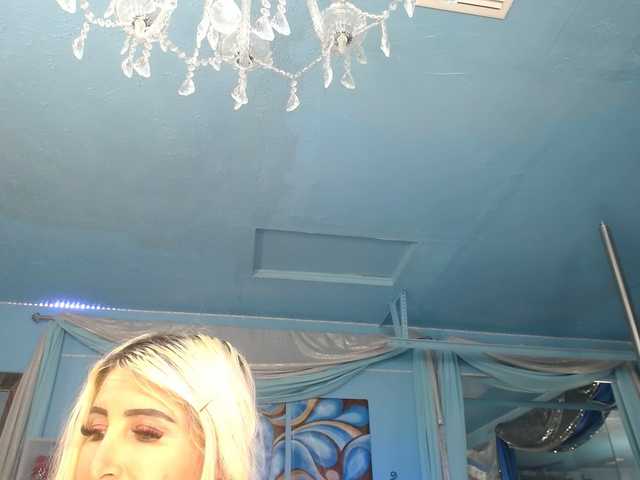 adrianna_fox's BongaCams show and profile