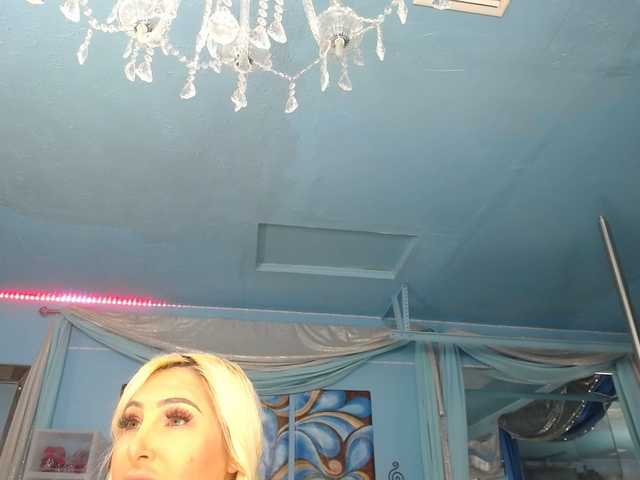 adrianna_fox's BongaCams show and profile