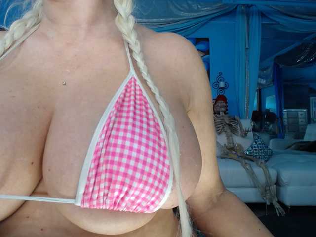 adrianna_fox's BongaCams show and profile