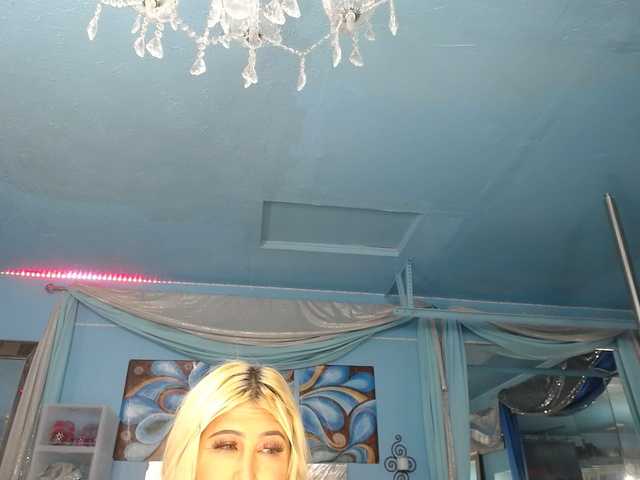 adrianna_fox's BongaCams show and profile