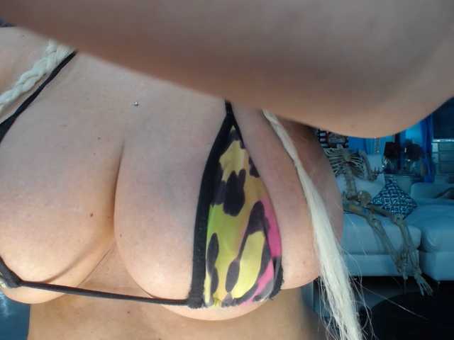 adrianna_fox's BongaCams show and profile