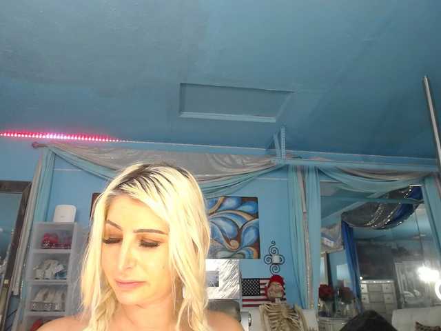 adrianna_fox's BongaCams show and profile