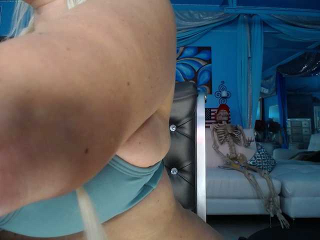 adrianna_fox's BongaCams show and profile